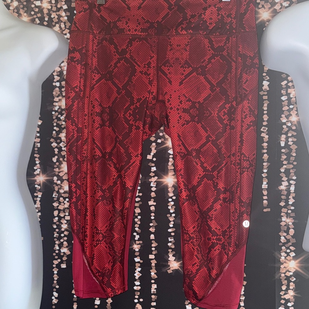 Lululemon Vent‎ it Out Capri Leggings Size 8 Red Stretch Pull On Snakeskin Pants